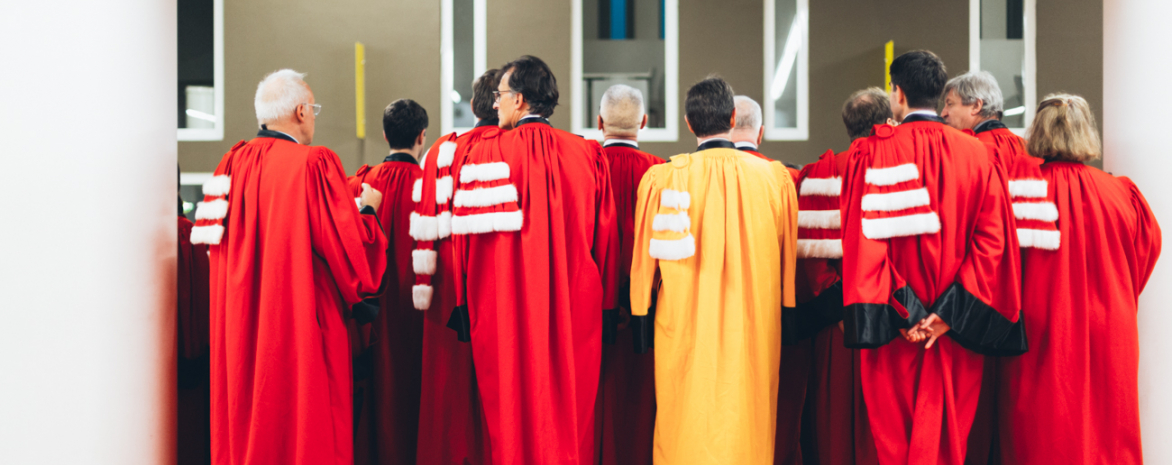 Professeurs en robe de juristes et de lettre professeurs-en-robe
