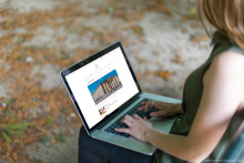Photo des inscriptions avec ordinateur, clavier et mains